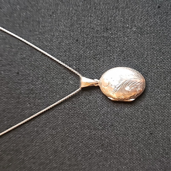 Vintage 90's Hand Engraved Locket Marked 925 On A Rhodium Plated Sterlin… - Picture 4 of 8